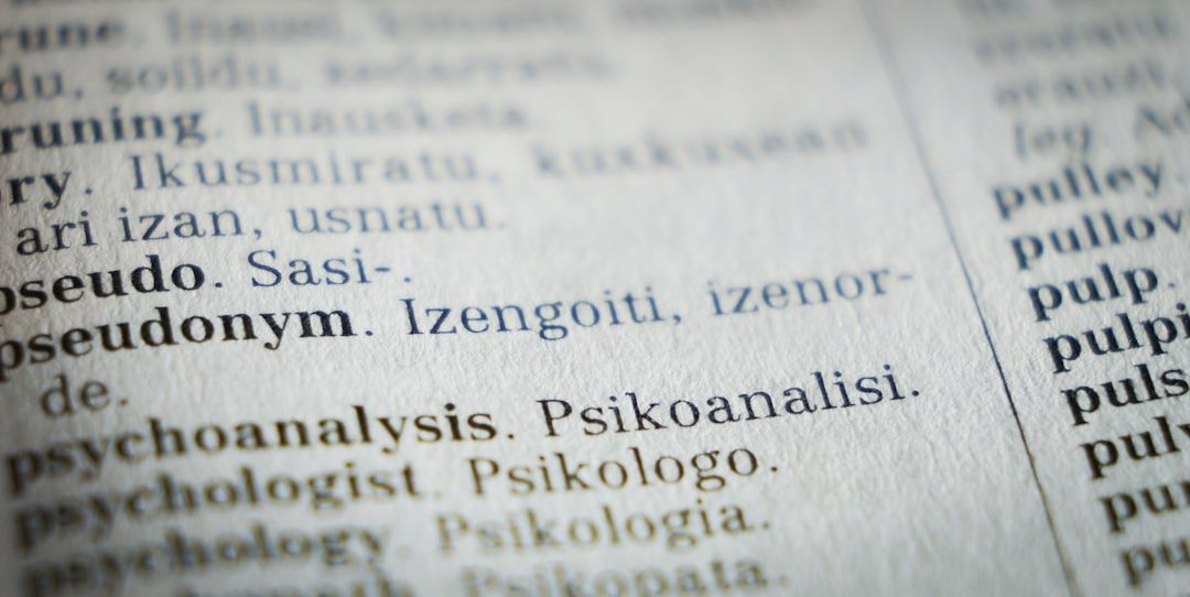 Närbild av ordbokssida med orden psykoanalys och psykolog